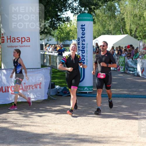 01.09.2024 - 17. Tribühne Triathlon Michael Strokosch http://msf.ph/oto/6900304 01.09.2024 10:56:01 Ziel 165, 166, 285 meine-sportfotos.de
