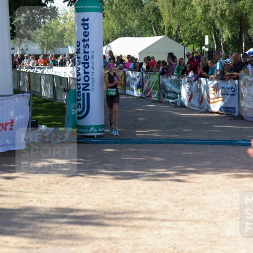 01.09.2024 - 17. Tribühne Triathlon Michael Strokosch http://msf.ph/oto/6900486 01.09.2024 10:56:34 Ziel 246 meine-sportfotos.de