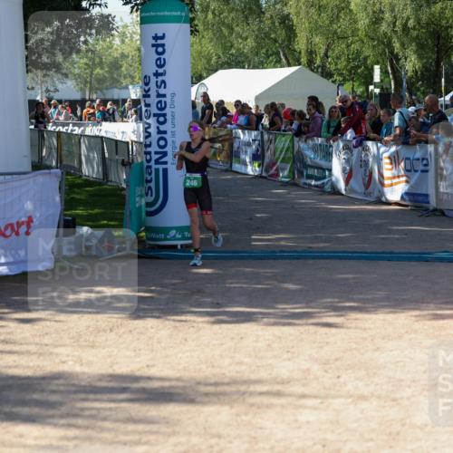 01.09.2024 - 17. Tribühne Triathlon Michael Strokosch http://msf.ph/oto/6900502 01.09.2024 10:56:34 Ziel 246 meine-sportfotos.de