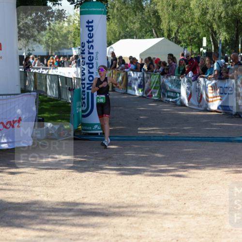 01.09.2024 - 17. Tribühne Triathlon Michael Strokosch http://msf.ph/oto/6900513 01.09.2024 10:56:34 Ziel 246 meine-sportfotos.de