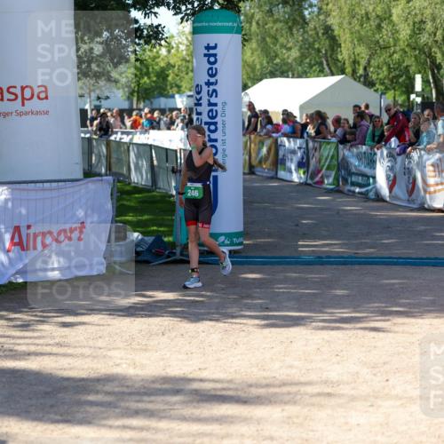 01.09.2024 - 17. Tribühne Triathlon Michael Strokosch http://msf.ph/oto/6900521 01.09.2024 10:56:35 Ziel 246 meine-sportfotos.de
