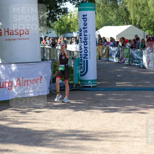 01.09.2024 - 17. Tribühne Triathlon Michael Strokosch http://msf.ph/oto/6900535 01.09.2024 10:56:36 Ziel 246 meine-sportfotos.de