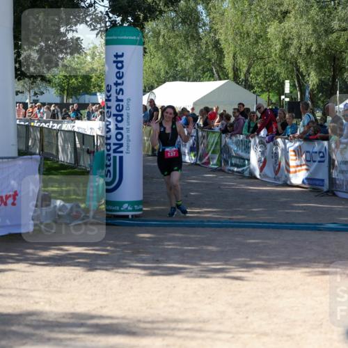 01.09.2024 - 17. Tribühne Triathlon Michael Strokosch http://msf.ph/oto/6900548 01.09.2024 10:56:43 Ziel 137 meine-sportfotos.de