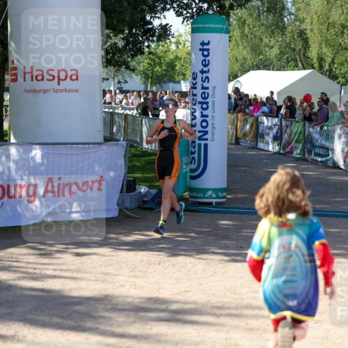 01.09.2024 - 17. Tribühne Triathlon Michael Strokosch http://msf.ph/oto/6900667 01.09.2024 10:57:41 Ziel 266, 272 meine-sportfotos.de