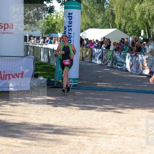 01.09.2024 - 17. Tribühne Triathlon Michael Strokosch http://msf.ph/oto/6900716 01.09.2024 10:57:49 Ziel 168, 272 meine-sportfotos.de