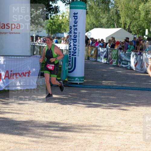 01.09.2024 - 17. Tribühne Triathlon Michael Strokosch http://msf.ph/oto/6900730 01.09.2024 10:57:49 Ziel 168, 272 meine-sportfotos.de