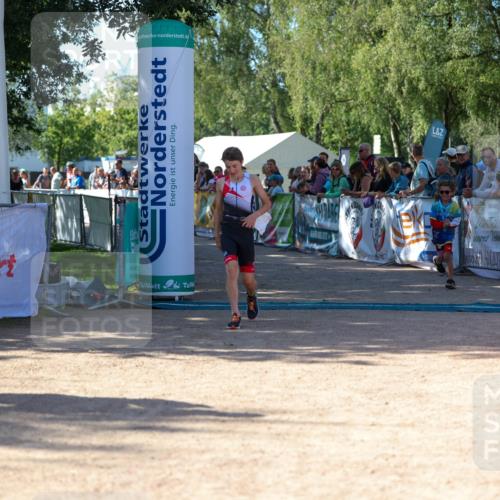 01.09.2024 - 17. Tribühne Triathlon Michael Strokosch http://msf.ph/oto/6900854 01.09.2024 10:58:25 Ziel 207 meine-sportfotos.de