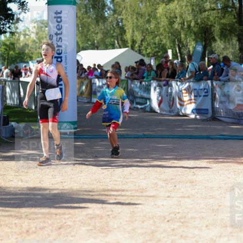 01.09.2024 - 17. Tribühne Triathlon Michael Strokosch http://msf.ph/oto/6900893 01.09.2024 10:58:27 Ziel 207, 222 meine-sportfotos.de