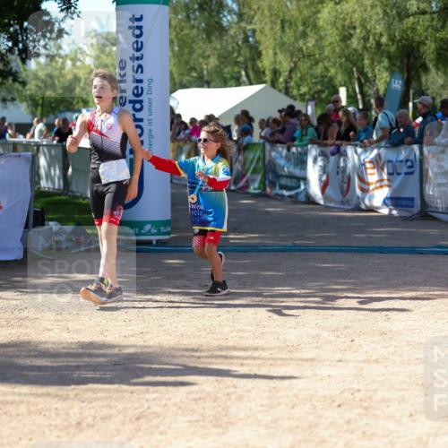 01.09.2024 - 17. Tribühne Triathlon Michael Strokosch http://msf.ph/oto/6900902 01.09.2024 10:58:27 Ziel 207, 222 meine-sportfotos.de