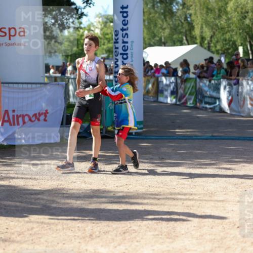 01.09.2024 - 17. Tribühne Triathlon Michael Strokosch http://msf.ph/oto/6900927 01.09.2024 10:58:28 Ziel 207, 222 meine-sportfotos.de