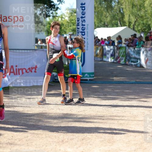 01.09.2024 - 17. Tribühne Triathlon Michael Strokosch http://msf.ph/oto/6900930 01.09.2024 10:58:28 Ziel 207, 222 meine-sportfotos.de