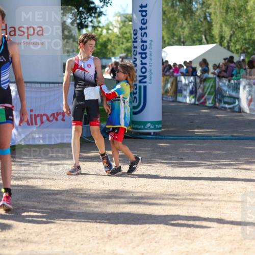 01.09.2024 - 17. Tribühne Triathlon Michael Strokosch http://msf.ph/oto/6900936 01.09.2024 10:58:28 Ziel 207, 222 meine-sportfotos.de