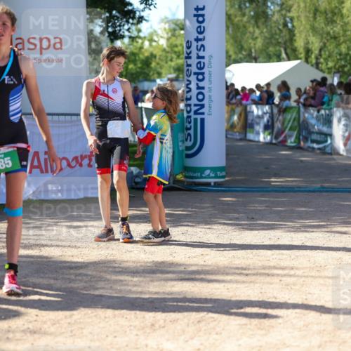 01.09.2024 - 17. Tribühne Triathlon Michael Strokosch http://msf.ph/oto/6900938 01.09.2024 10:58:28 Ziel 207, 222 meine-sportfotos.de