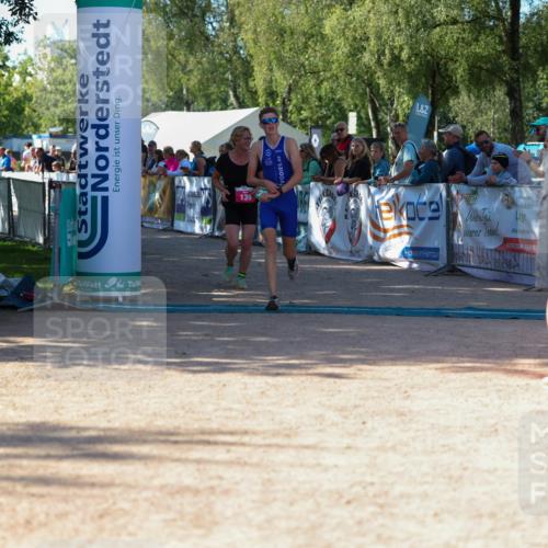 01.09.2024 - 17. Tribühne Triathlon Michael Strokosch http://msf.ph/oto/6900951 01.09.2024 10:58:34 Ziel 139, 222 meine-sportfotos.de