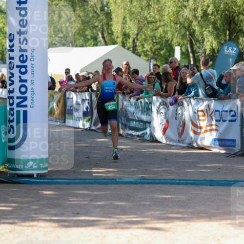 01.09.2024 - 17. Tribühne Triathlon Michael Strokosch http://msf.ph/oto/6901532 01.09.2024 10:59:34 Ziel 253 meine-sportfotos.de