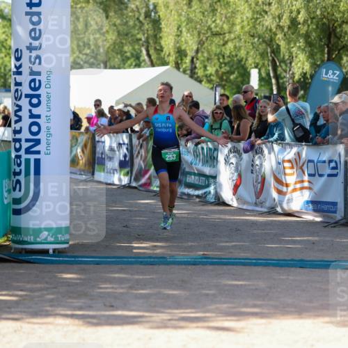01.09.2024 - 17. Tribühne Triathlon Michael Strokosch http://msf.ph/oto/6901543 01.09.2024 10:59:34 Ziel 253 meine-sportfotos.de