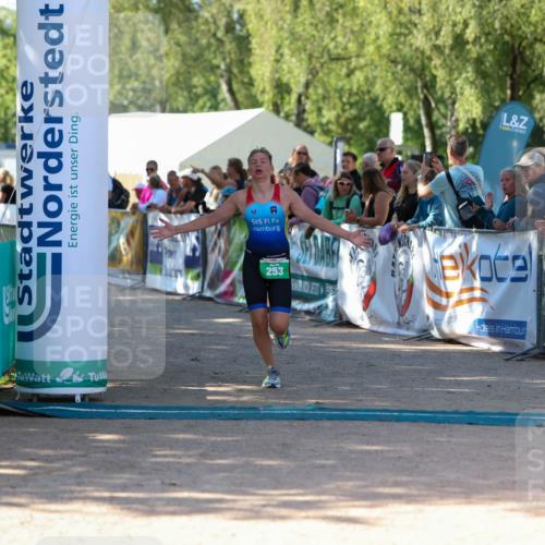 01.09.2024 - 17. Tribühne Triathlon Michael Strokosch http://msf.ph/oto/6901553 01.09.2024 10:59:34 Ziel 253 meine-sportfotos.de