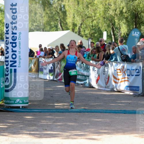 01.09.2024 - 17. Tribühne Triathlon Michael Strokosch http://msf.ph/oto/6901564 01.09.2024 10:59:35 Ziel 253 meine-sportfotos.de
