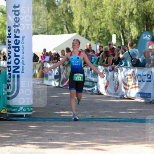 01.09.2024 - 17. Tribühne Triathlon Michael Strokosch http://msf.ph/oto/6901569 01.09.2024 10:59:35 Ziel 253 meine-sportfotos.de