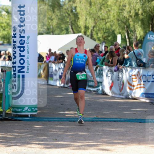 01.09.2024 - 17. Tribühne Triathlon Michael Strokosch http://msf.ph/oto/6901576 01.09.2024 10:59:35 Ziel 253 meine-sportfotos.de