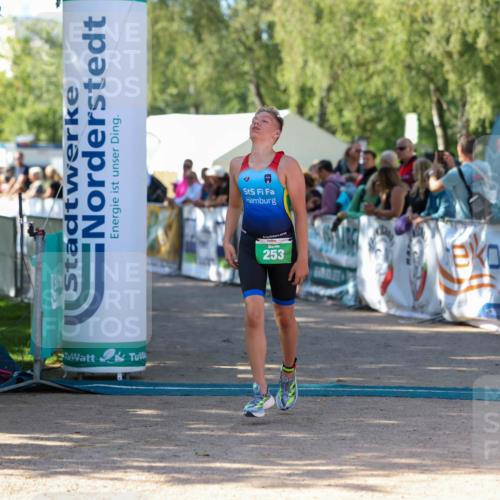 01.09.2024 - 17. Tribühne Triathlon Michael Strokosch http://msf.ph/oto/6901583 01.09.2024 10:59:36 Ziel 253 meine-sportfotos.de
