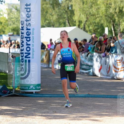 01.09.2024 - 17. Tribühne Triathlon Michael Strokosch http://msf.ph/oto/6901590 01.09.2024 10:59:36 Ziel 253 meine-sportfotos.de