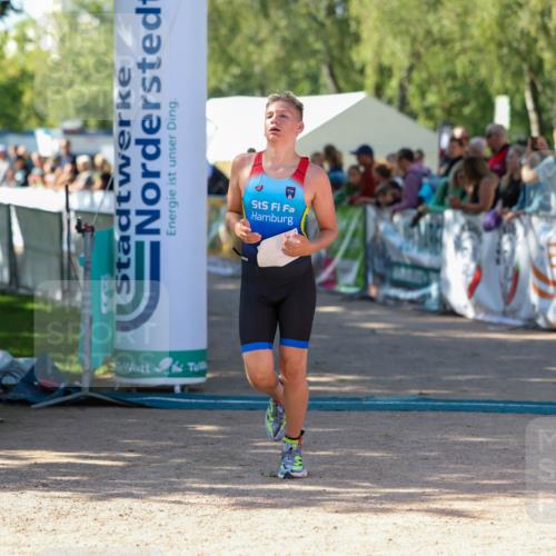 01.09.2024 - 17. Tribühne Triathlon Michael Strokosch http://msf.ph/oto/6901611 01.09.2024 10:59:36 Ziel 253 meine-sportfotos.de