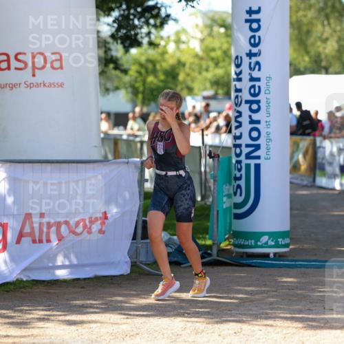 01.09.2024 - 17. Tribühne Triathlon Michael Strokosch http://msf.ph/oto/6901767 01.09.2024 10:59:57 Ziel 264 meine-sportfotos.de