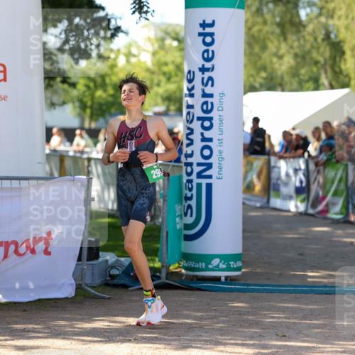 01.09.2024 - 17. Tribühne Triathlon Michael Strokosch http://msf.ph/oto/6901947 01.09.2024 11:00:28 Ziel 293, 299 meine-sportfotos.de