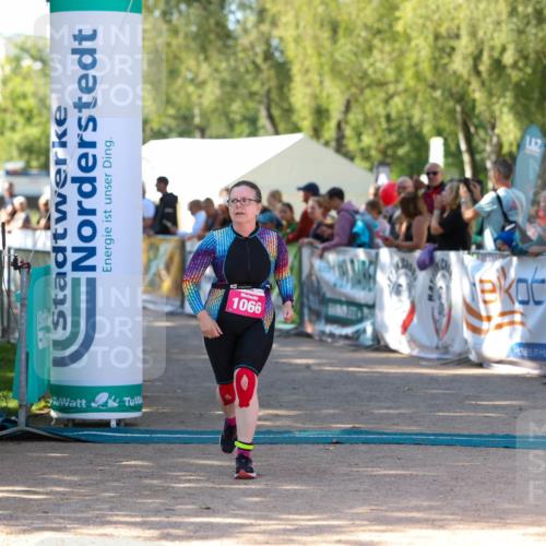 01.09.2024 - 17. Tribühne Triathlon Michael Strokosch http://msf.ph/oto/6902158 01.09.2024 11:00:53 Ziel 1066 meine-sportfotos.de