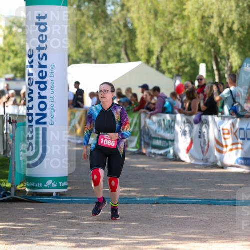 01.09.2024 - 17. Tribühne Triathlon Michael Strokosch http://msf.ph/oto/6902160 01.09.2024 11:00:53 Ziel 1066 meine-sportfotos.de