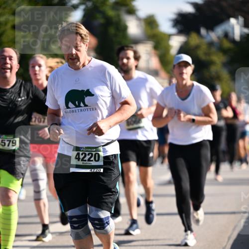 01.09.2024 - BARMER Alsterlauf Dr. Thomas Lammeyer http://msf.ph/oto/6902307 01.09.2024 09:39:18 Laufen 579, 2707, 35, 4220, 4220 meine-sportfotos.de
