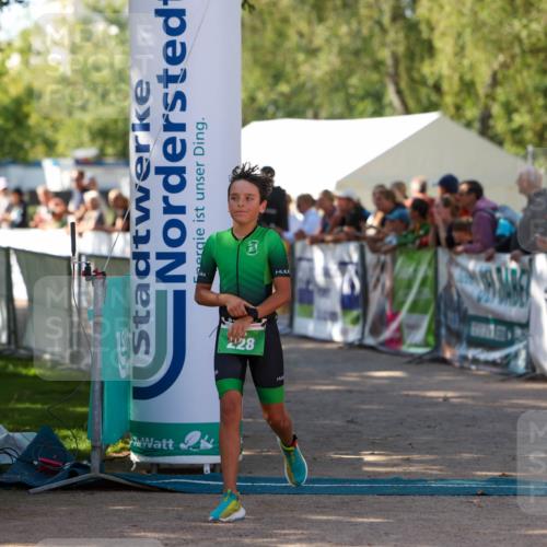 01.09.2024 - 17. Tribühne Triathlon Michael Strokosch http://msf.ph/oto/6902429 01.09.2024 11:01:29 Ziel 228 meine-sportfotos.de