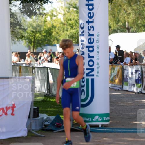 01.09.2024 - 17. Tribühne Triathlon Michael Strokosch http://msf.ph/oto/6903044 01.09.2024 11:02:22 Ziel  meine-sportfotos.de