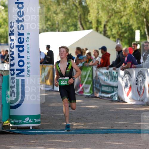 01.09.2024 - 17. Tribühne Triathlon Michael Strokosch http://msf.ph/oto/6903324 01.09.2024 11:03:28 Ziel 233 meine-sportfotos.de