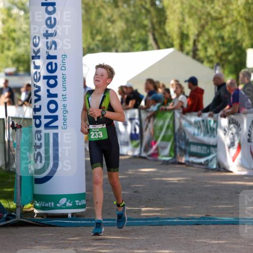 01.09.2024 - 17. Tribühne Triathlon Michael Strokosch http://msf.ph/oto/6903338 01.09.2024 11:03:28 Ziel 233 meine-sportfotos.de