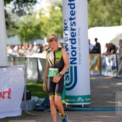01.09.2024 - 17. Tribühne Triathlon Michael Strokosch http://msf.ph/oto/6903358 01.09.2024 11:03:29 Ziel 233 meine-sportfotos.de
