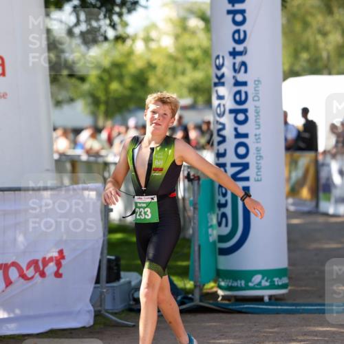 01.09.2024 - 17. Tribühne Triathlon Michael Strokosch http://msf.ph/oto/6903363 01.09.2024 11:03:30 Ziel 233 meine-sportfotos.de