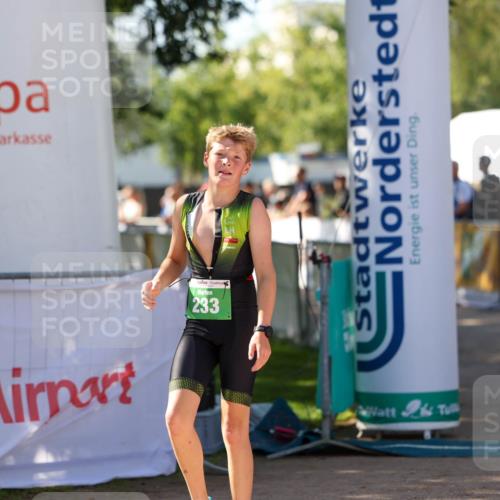01.09.2024 - 17. Tribühne Triathlon Michael Strokosch http://msf.ph/oto/6903370 01.09.2024 11:03:30 Ziel 233 meine-sportfotos.de