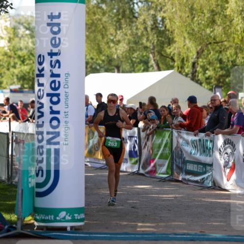 01.09.2024 - 17. Tribühne Triathlon Michael Strokosch http://msf.ph/oto/6903744 01.09.2024 11:04:29 Ziel 263 meine-sportfotos.de