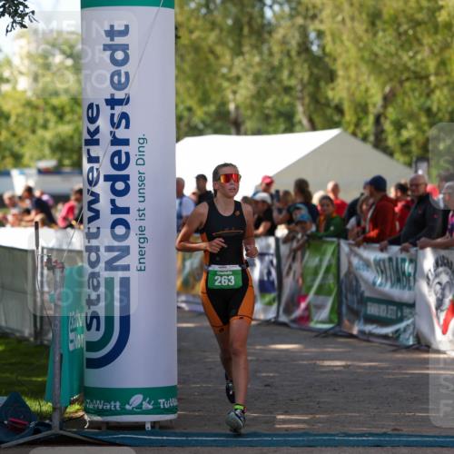 01.09.2024 - 17. Tribühne Triathlon Michael Strokosch http://msf.ph/oto/6903758 01.09.2024 11:04:30 Ziel 263 meine-sportfotos.de