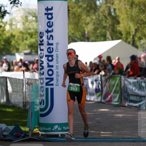 01.09.2024 - 17. Tribühne Triathlon Michael Strokosch http://msf.ph/oto/6903766 01.09.2024 11:04:30 Ziel 263 meine-sportfotos.de