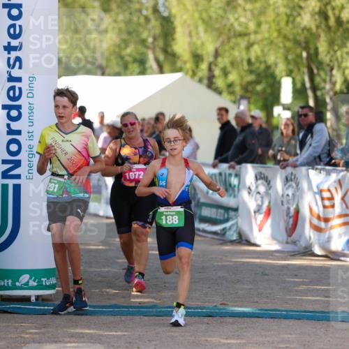 01.09.2024 - 17. Tribühne Triathlon Michael Strokosch http://msf.ph/oto/6903961 01.09.2024 11:04:41 Ziel 188, 242, 280, 291, 305, 1072 meine-sportfotos.de
