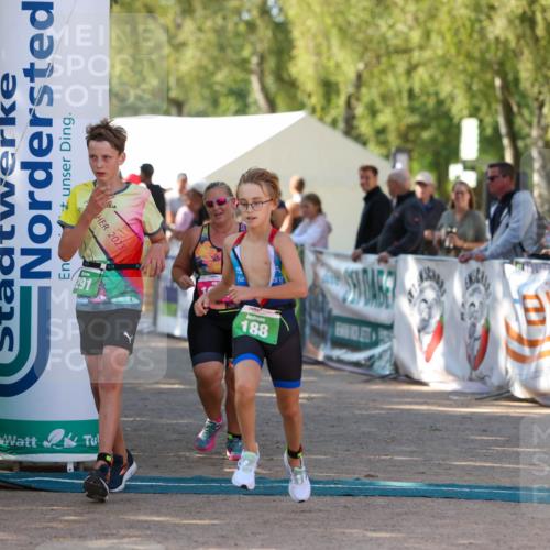 01.09.2024 - 17. Tribühne Triathlon Michael Strokosch http://msf.ph/oto/6903966 01.09.2024 11:04:41 Ziel 188, 242, 280, 291, 305, 1072 meine-sportfotos.de