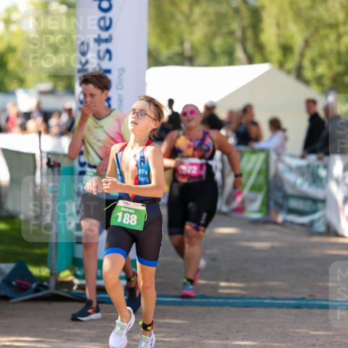 01.09.2024 - 17. Tribühne Triathlon Michael Strokosch http://msf.ph/oto/6903985 01.09.2024 11:04:42 Ziel 188, 242, 280, 291, 305, 1072 meine-sportfotos.de