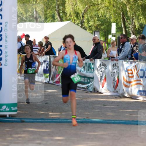 01.09.2024 - 17. Tribühne Triathlon Michael Strokosch http://msf.ph/oto/6904090 01.09.2024 11:04:54 Ziel 211, 212 meine-sportfotos.de