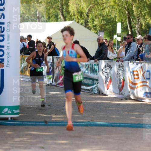 01.09.2024 - 17. Tribühne Triathlon Michael Strokosch http://msf.ph/oto/6904096 01.09.2024 11:04:54 Ziel 211, 212 meine-sportfotos.de