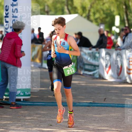 01.09.2024 - 17. Tribühne Triathlon Michael Strokosch http://msf.ph/oto/6904106 01.09.2024 11:04:55 Ziel 211, 212, 252 meine-sportfotos.de
