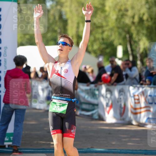 01.09.2024 - 17. Tribühne Triathlon Michael Strokosch http://msf.ph/oto/6904287 01.09.2024 11:05:09 Ziel 221, 282, 303 meine-sportfotos.de