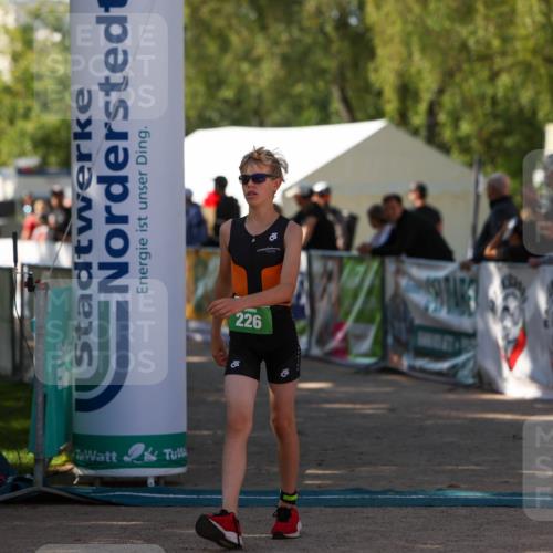 01.09.2024 - 17. Tribühne Triathlon Michael Strokosch http://msf.ph/oto/6904463 01.09.2024 11:05:38 Ziel 187, 225, 226 meine-sportfotos.de